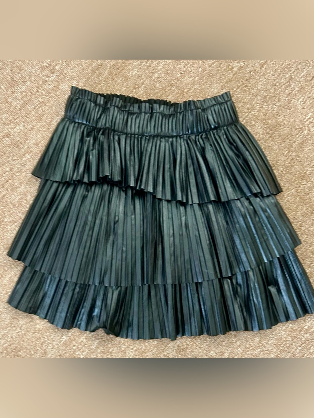 Tiered Pleated Faux Leather Skort - Black size small Entro